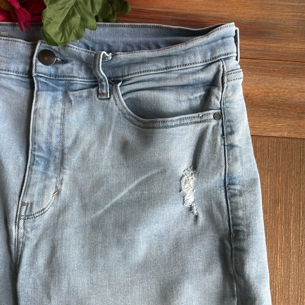 Women’s a.n.a. High Rise Bermuda Jean Shorts Size 12 Light Blue - Picture 3 of 10